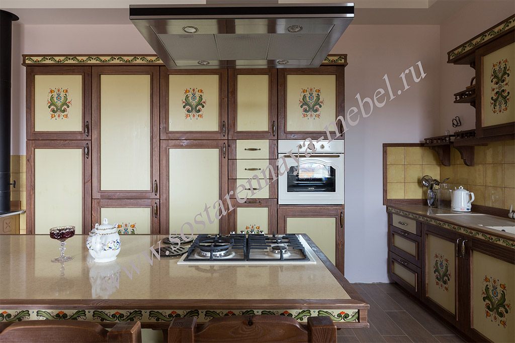 Кухня с росписью в русском стиле