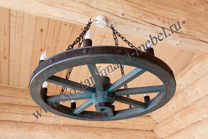 Люстра, деревянное колесо – фото